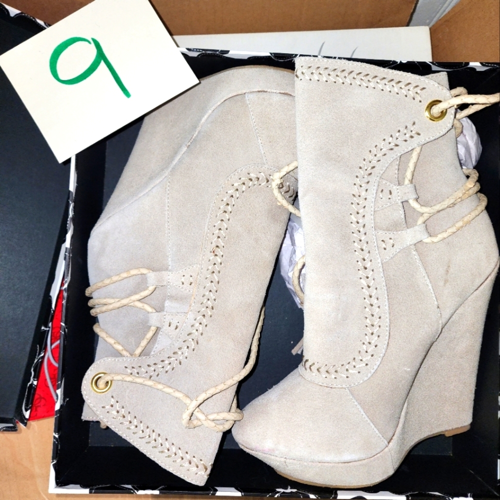 Women's size 9 heeled boots